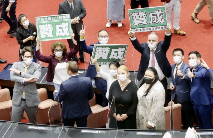 圖片說明：斯洛伐克國會暨布拉提斯拉瓦省訪問團進入議場體驗，好奇地拿起手舉牌合影。（記者馬治薇攝）