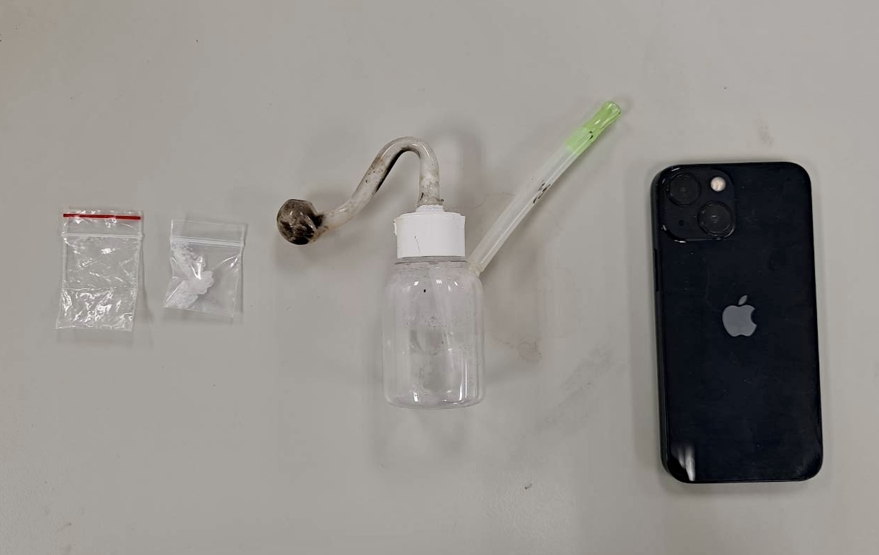 圖片說明：警方至陳嫌住處逮人並起獲安非他命及吸食器。（記者趙靜姸翻攝)