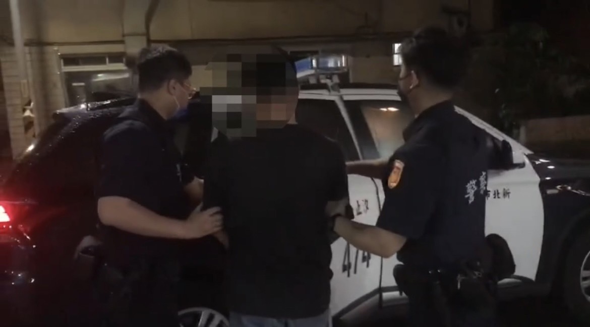 圖片說明：汐止警拘提蔡嫌到案。（記者徐煜勝翻攝）