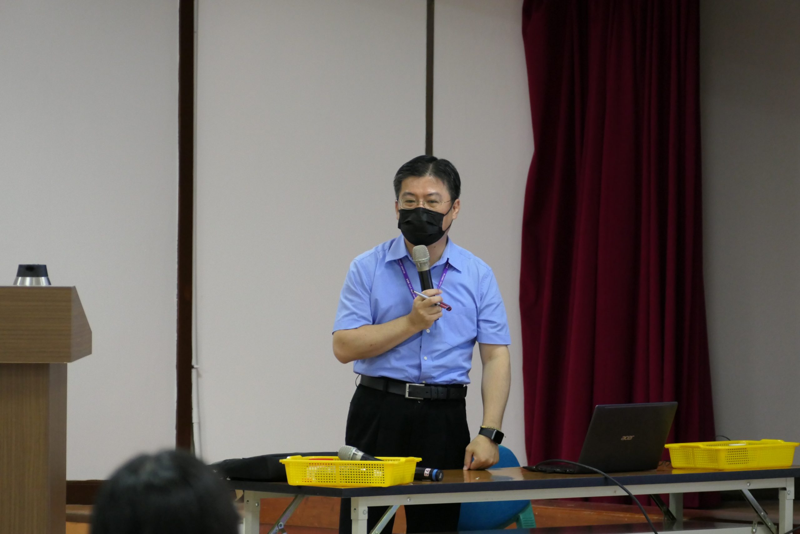 圖片說明：廉政署政風業務組長劉耀中妙語如珠，課程中笑聲連連。（記者薛秀蓮攝）