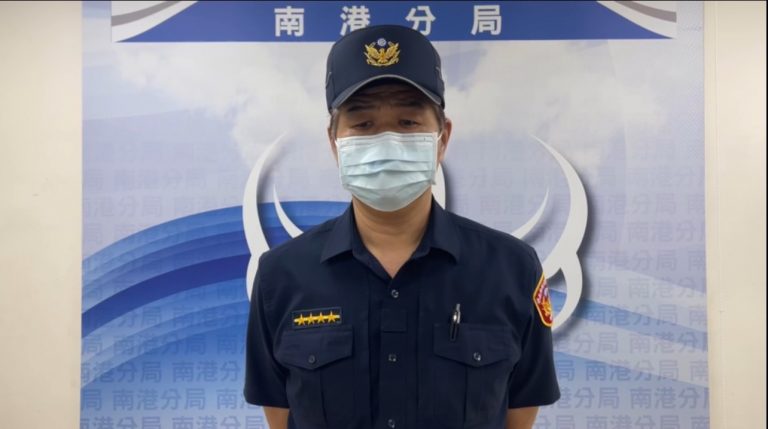 圖片說明：南港派出所副所長陳俊隆說明畫面。(記者林鈞澤翻攝)