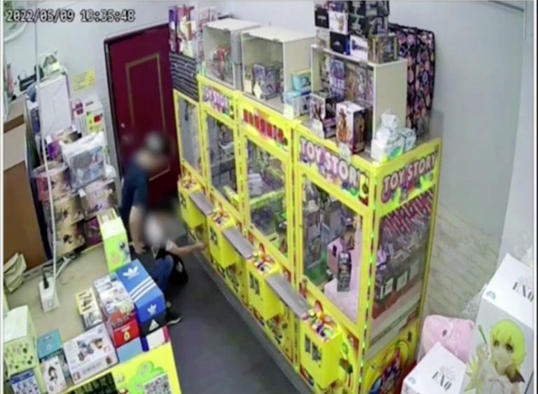 圖片說明：士林分局日前接獲報案，有兩名竊嫌趁娃娃機店內無人之際，以自備工具撬開娃娃機臺，竊取錢箱零錢。(記者林艷林翻攝)