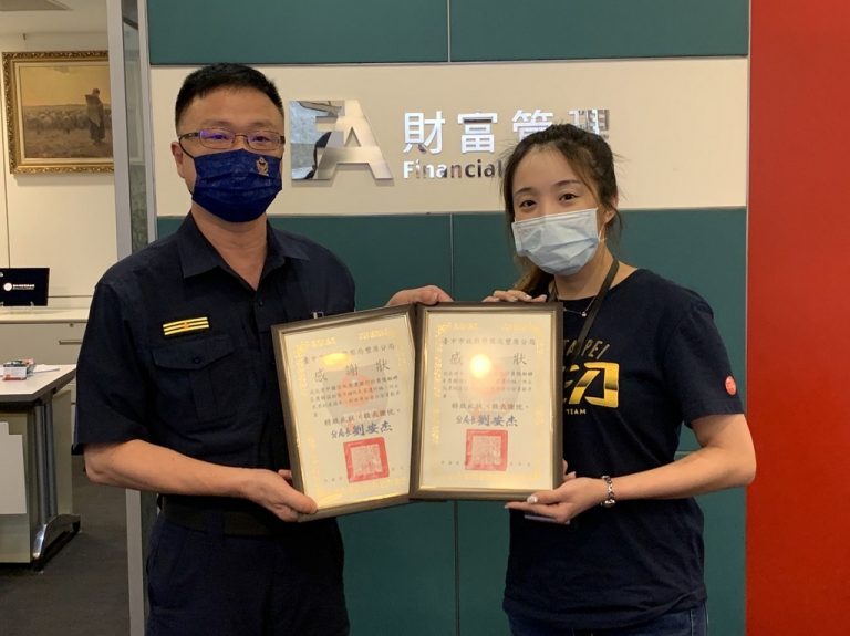 圖片說明：豐原派出所「 綁馬尾女警天使 」廖婉凌阻詐成功合影。(記者謝榮浤翻攝)