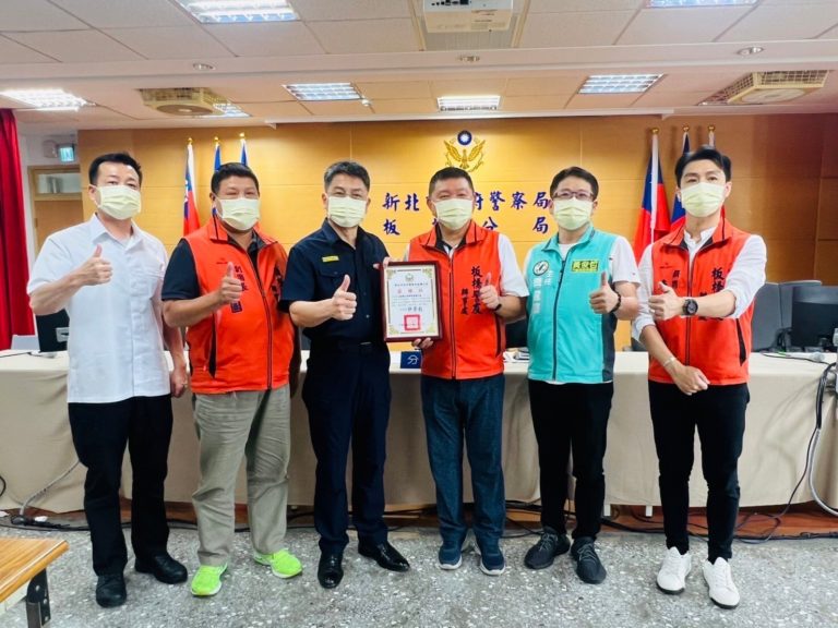 圖片說明：新北警友會在警察節前夕由辦事處唐龍輝及顧問團長林麒星率同顧問團成員，至板橋分局禮堂頒發紀念品、獎勵金。(記者林鈞澤翻攝)