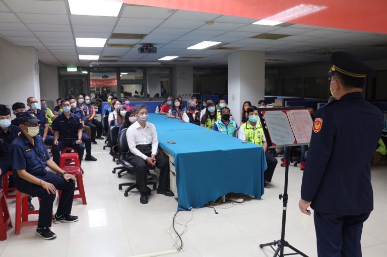 圖片說明：信義派出所駐地辦理布達儀式，由分局長許芳毅親自主持布達典禮。(記者林鈞澤翻攝)