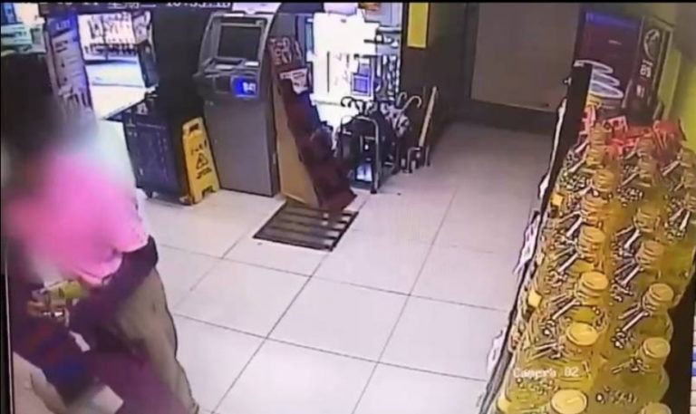 圖片說明:許姓犯嫌(左下)偷竊畫面。(記者徐煜勝翻攝)