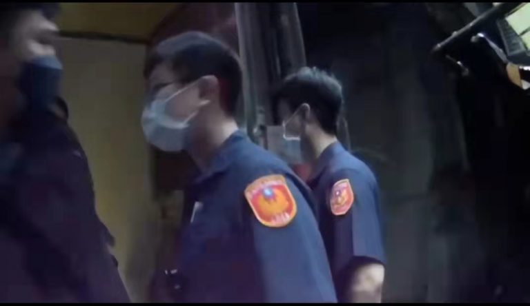 圖片說明:廖男不滿表妹張女早戀陳女,約談判破局,萬華警火速到達現場化解糾紛。(記者吳萍翻攝)