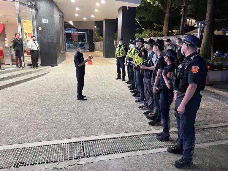 圖片說明：林口分局結合第三方警政聯合稽查KTV,維護公共安全及社區安寧環境。(記者吳萍翻攝）