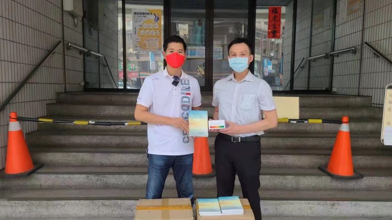 圖片說明:幸陽建設楊總赠送1000劑快篩以及心靈書籍給台中市警第三分局,秘書室林愷庭代表接受。(記者吳萍翻攝)