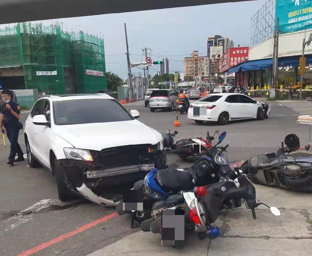 圖片說明:曾姓男子違規闖紅燈,失控衝執勤員警等5輛機車,所幸人無大礙。(記者吳萍翻攝)