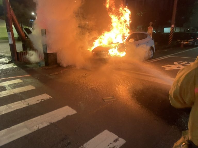 圖片說明：基隆市七堵區崇智街電箱爆出火星引發起火意外。(記者宋紹誠翻攝)