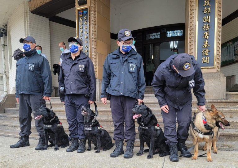 圖片說明：城市博覽會期間每日將出動4至6隻警犬於上下午全時段執勤維安。(記者宋紹誠翻攝)