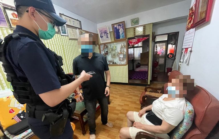 圖片說明：接獲假冒檢察官詐騙電話，老婦和同住的兒子一度都相當恐慌。(記者宋紹誠翻攝)