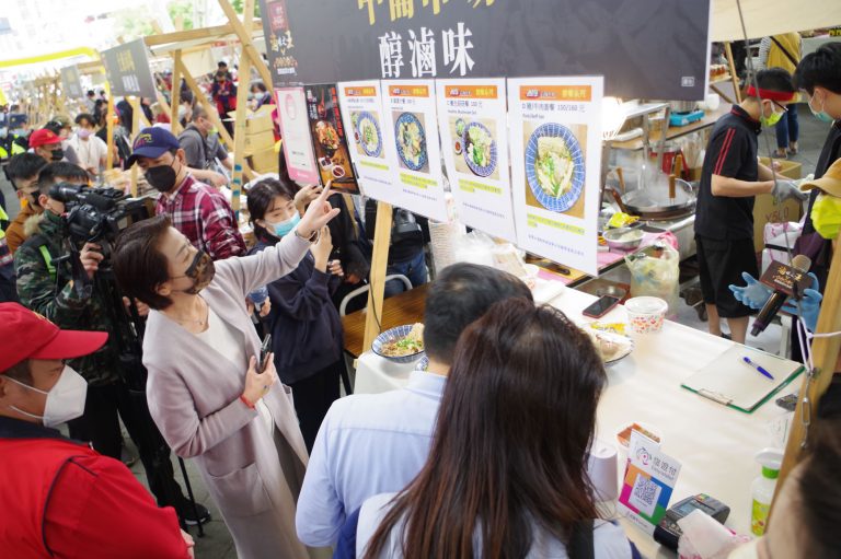 圖片說明:「滷味之王」將傳統市場經典特色滷味傳遞予民眾(記者陳麗貞翻攝)