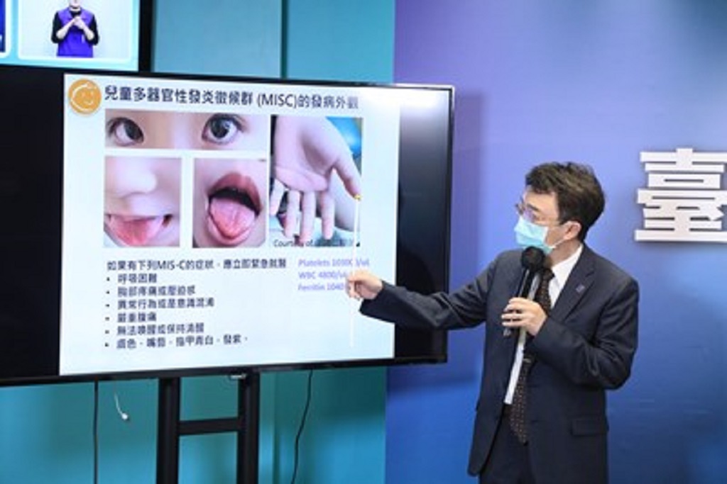 圖片說明:中國醫藥大學兒童醫院院長王志堯說明MIS-C症狀、發病時間。(記者謝榮浤翻攝)