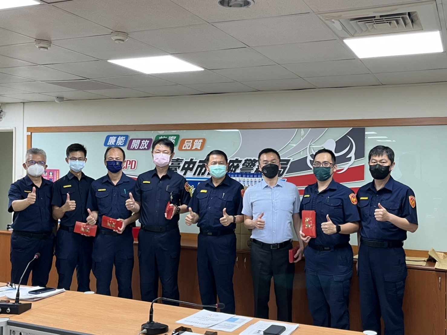 圖片說明：臺中市警友會第二辦事處主任何峰源親赴中市警二分局致贈禮卷，慰勞警察同仁。(記者謝榮浤翻攝)