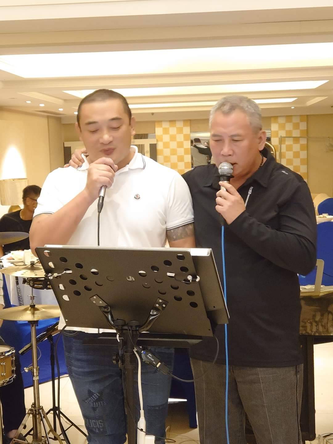 圖片說明：吳明達（圖左）與四海幫現任幫主張存偉（圖右）相交甚篤。（圖片來源／翻攝自臉書）