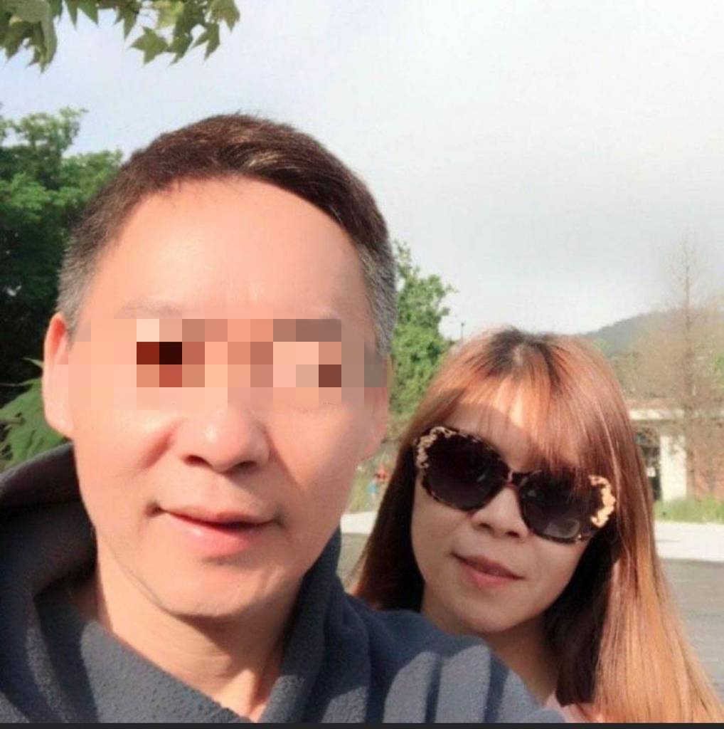 圖片說明：據傳，吳誌昇其中一名外遇對象是其樹林國小同窗（圖右），不倫戀導致該女當時的丈夫（圖左）身心受創，家庭因而破碎。（圖片來源：投訴人提供）