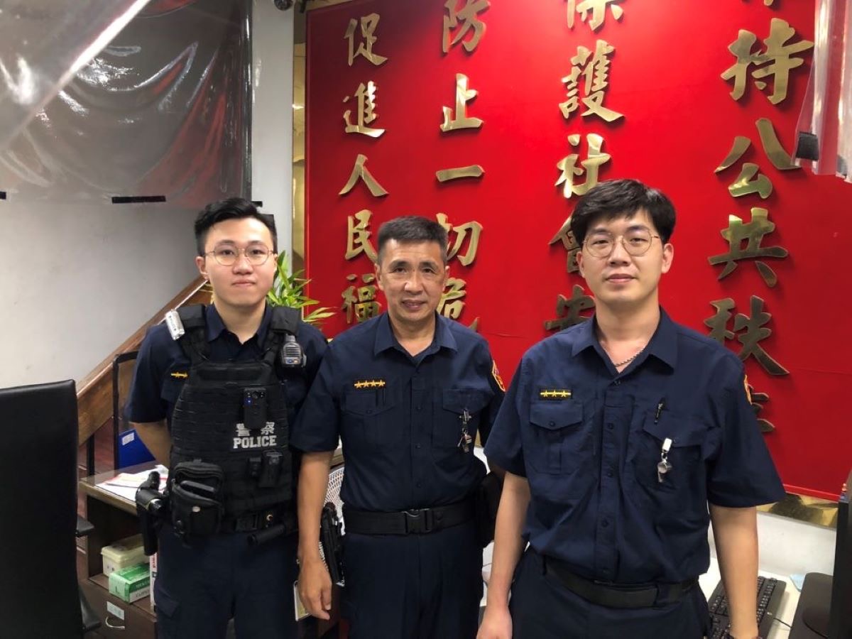 圖片說明：內湖派出所警員林書銘(左)、副所長林孝忠(中)、警員鄭富鴻(右)。(記者宋紹誠翻攝)