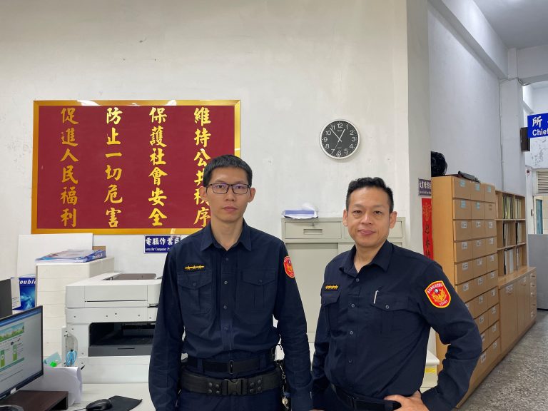 圖片說明：大湖派出所巡佐林明輝(右)、警員謝承樺(左)。(記者宋紹誠翻攝）