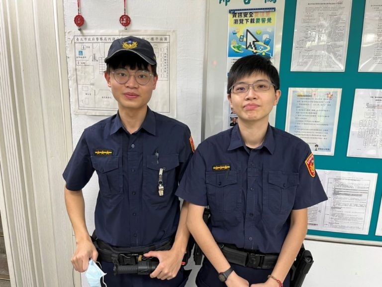 圖片說明：年邁長者迷路孤坐路旁，港墘派出所警員黃世華(左)、黃思慈(右)協助平安返家。(記者宋紹誠翻攝)