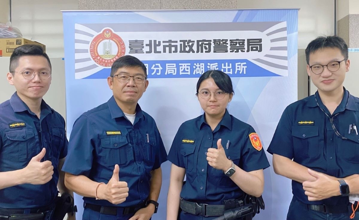 圖片說明：身障兒坐公車迷航西湖派出所，警員郭守宏(左一)、副所長蔡三華(左二)、警員林沛彤(右二)、甘哲安(右一)助安全返家。(記者宋紹誠翻攝)