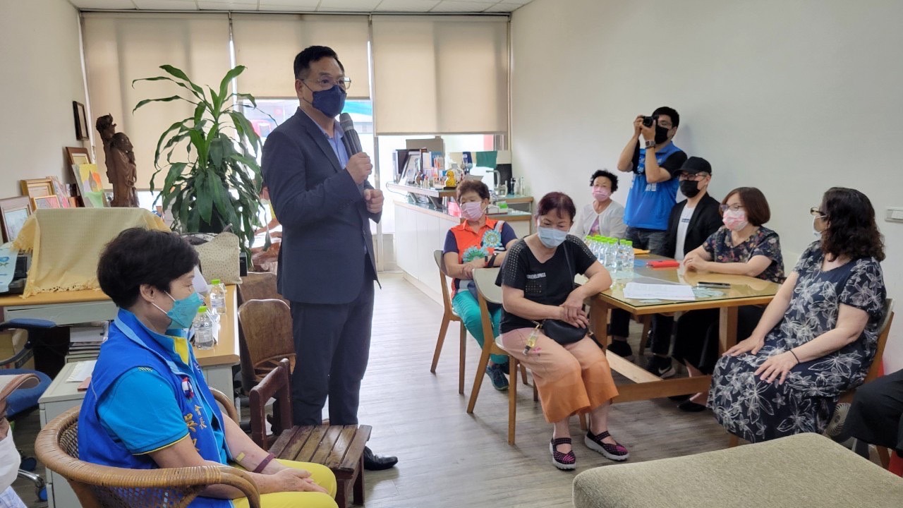 圖片說明：：國民黨提名參選新竹市長的林耕仁，以「客廳會，與您做伙」的形式，與全市各區地方居民近距離的談心、聊市政。（圖：翻攝自林耕仁臉書）