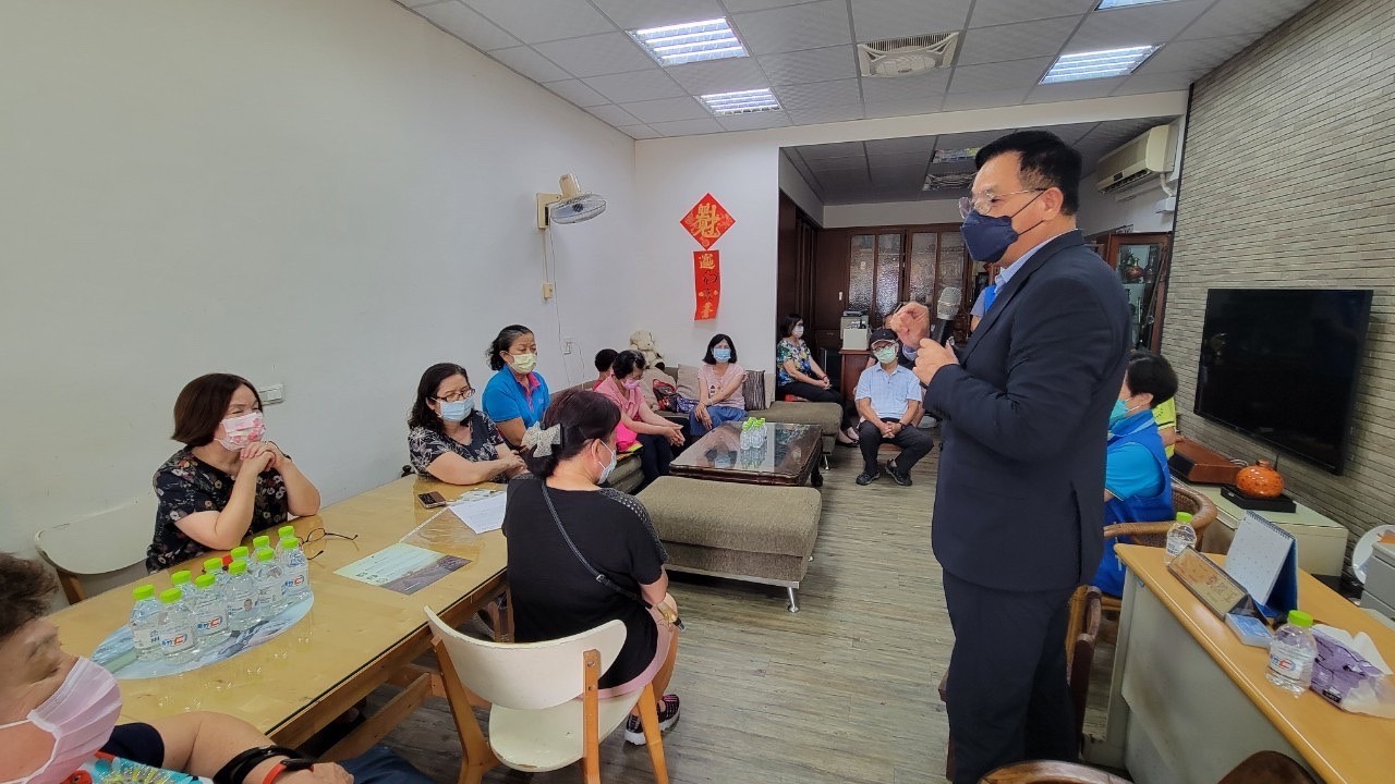圖片說明：林耕仁指出，參加客廳會的民眾，都可以盡情暢所欲言，他都會虛心接受指教並盡力改進，將來作為推動市政的實踐者。（圖：翻攝自林耕仁臉書）