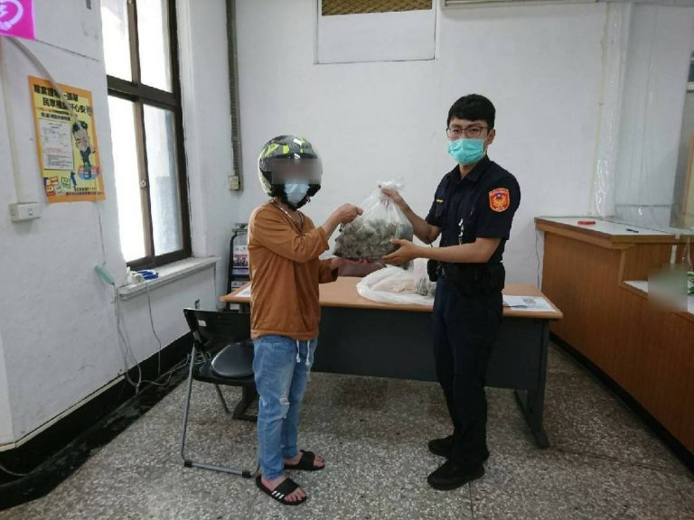 圖片說明：一分局西區派出所員警陳家豪積極協助六旬林姓婦人尋獲遺失肉粽合影。(記者謝榮浤翻攝)