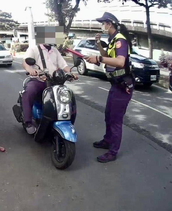 圖片說明：許姓男子騎乘重機車行經路檢點，因臉色潮紅、酒氣明顯，經員警攔停坦承有酒後駕車情事。(記者宋紹誠翻攝)