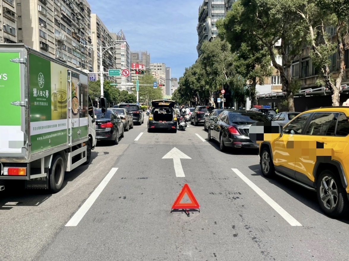圖片說明：臺北市保安警察大隊啟動交通快打，迅速疏導車輛由兩側車道慢速通行，並擺放三角反光板警示拉長安全距離、現場拍照及標記事故車輛記號。(記者宋紹誠翻攝)