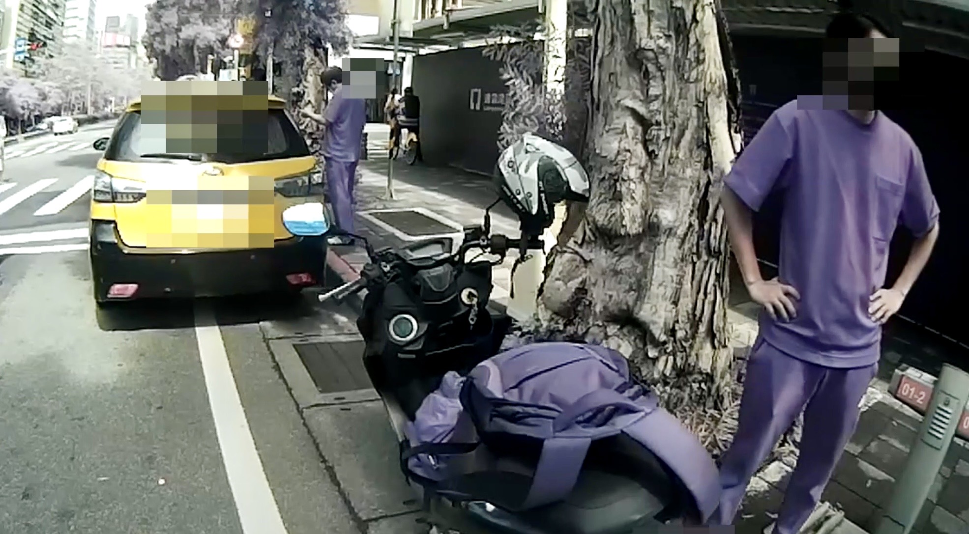 圖片說明：臺北市保安警察大隊將車輛移置路旁安全處所，除避免現場二次事故發生，並迅速排除車禍恢復交通順暢。(記者宋紹誠翻攝)