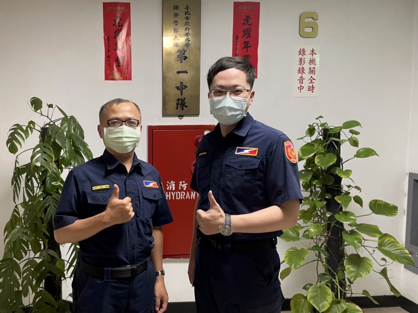 圖片說明：臺北市保安警察大隊第一中隊副中隊長李忠隆與警員呂冠伯等二人由左至右。(記者宋紹誠翻攝)