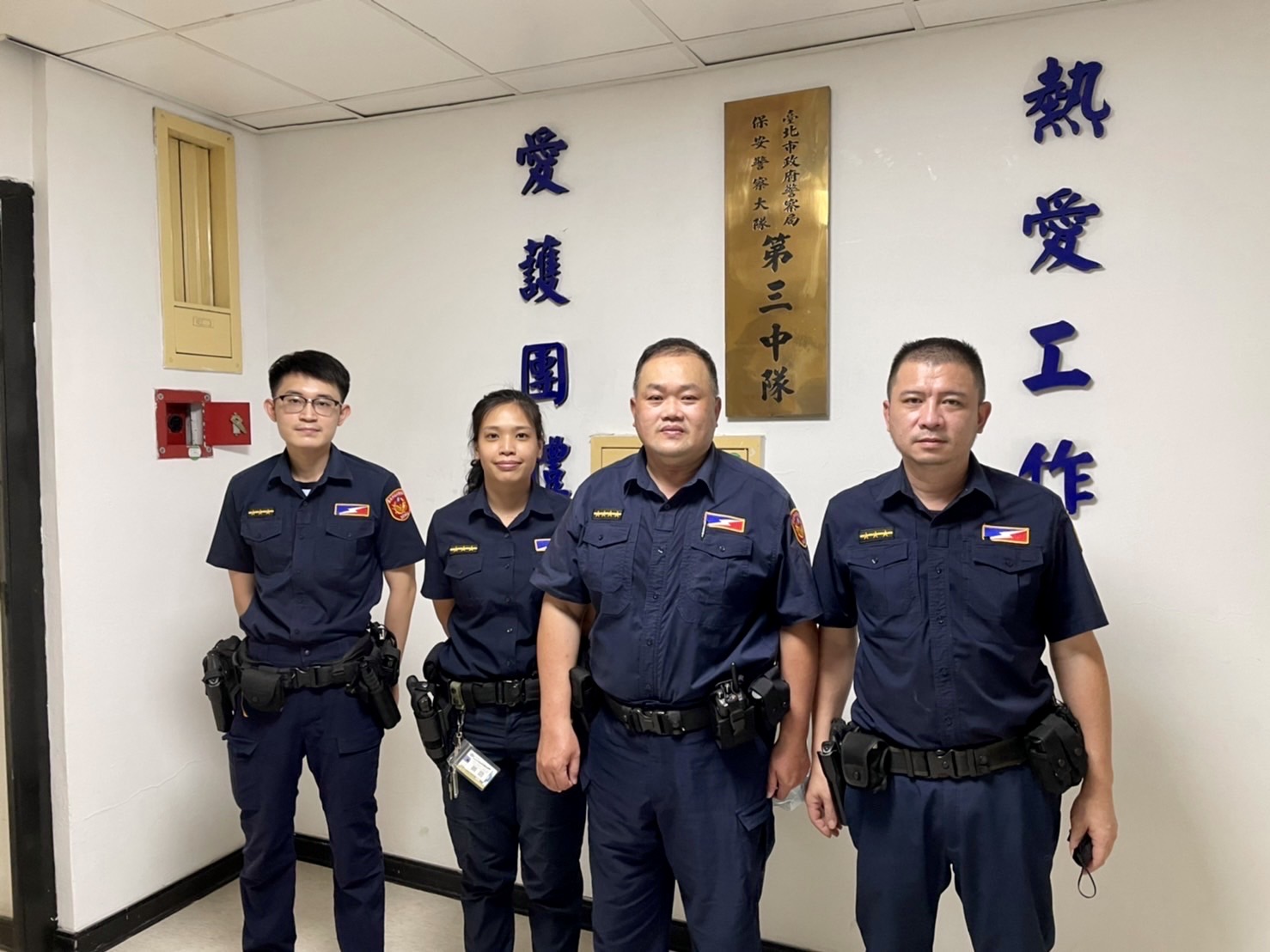 圖片說明：臺北市保安警察大隊警員陳政憲、上官立儀、小隊長簫芸璟及警員林高次等4人由左至右。(記者宋紹誠翻攝)
