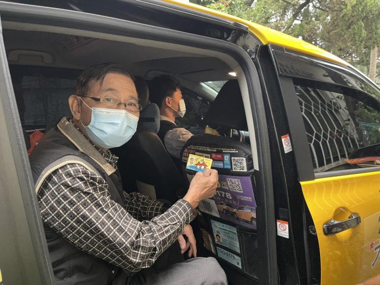 圖片說明：中市敬老愛心卡補助提高獲肯定，搭計程車人次大幅提升。(記者謝榮浤翻攝)