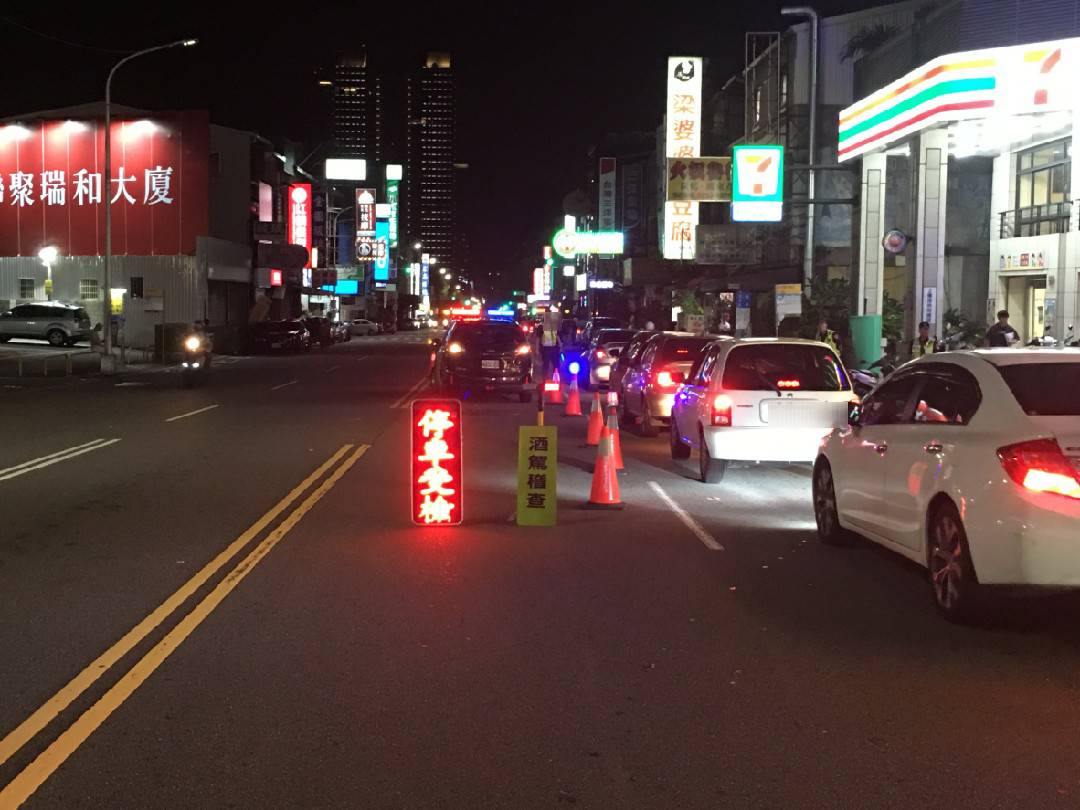 圖片說明：中警一分局「掃除醉犯」取締171件酒駕成效卓著，此為第一分局執行取締酒駕情形。(記者謝榮浤翻攝)