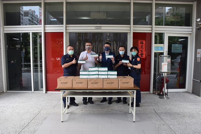圖片說明:臺中市議員賴順仁捐贈快篩試劑500劑予第五分局,由分局長林沐弘代表受贈。(記者謝榮浤翻攝)