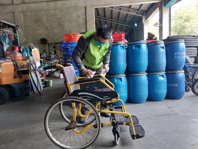圖片說明:臺中市政府環保局大肚區清潔隊日常清運時,回收輔具將整理、消毒後,再次賦予回收物品新生命,捐贈給弱勢民眾及公益團體,讓愛延續。