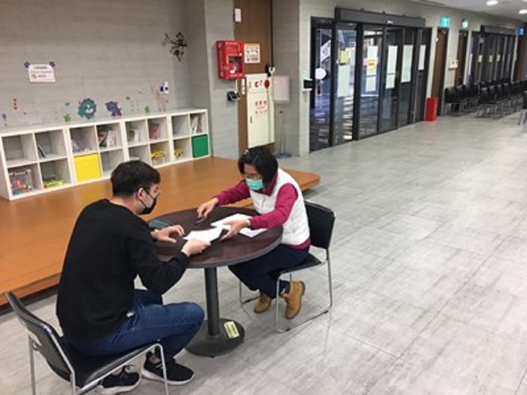 圖片說明:勞工局指出,參加「農事服務團」上工1年最高可領取10萬5,600元就業獎勵金,此為民眾辦理求職登記情形。(記者謝榮浤翻攝)