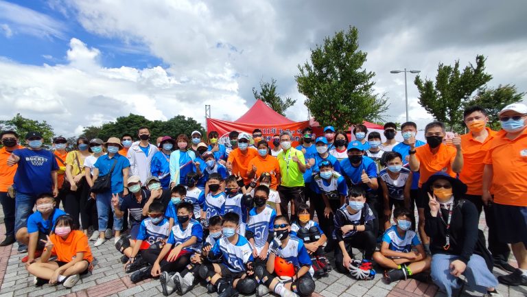 圖片說明：市長盧秀燕於今(4)日出席后里花田綠廊「111年Roller Ski全國青少年錦標賽」與大家合影。(記者謝榮浤翻攝)