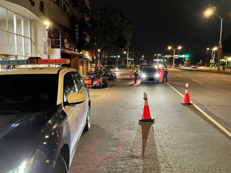 圖片說明：士林區日前1名自小客駕駛，疑似精神狀況不穩定，撞擊保全員後導致保全員送醫傷重不治。(記者林鈞澤翻攝)