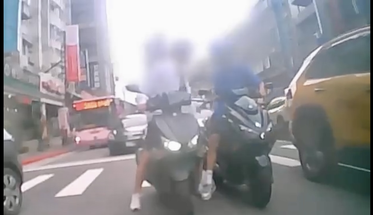 圖片說明：文山區興隆路發生一起行車糾紛，雙方起口角、爆發肢體衝突。（記者吳萍翻攝）