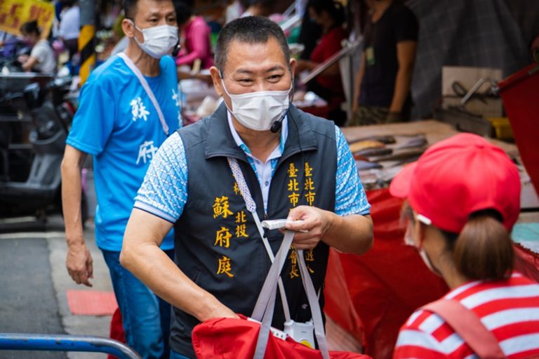 圖片說明：市場店家（右）、臺北市士林北投區議員參選人蘇府庭（中）。(圖/蘇府庭臉書)