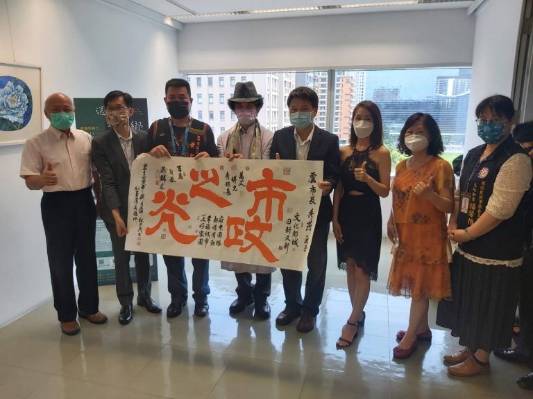 圖片說明:巿議員黃仁感謝12位藝術家發心透過慈善畫展的方式,對偏鄉學童的教育,做出貢獻。(記者林㤈輝翻攝)