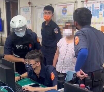 圖片說明：樹林警們積極幫老婦尋找失蹤兒子。（記者徐煜勝翻攝）