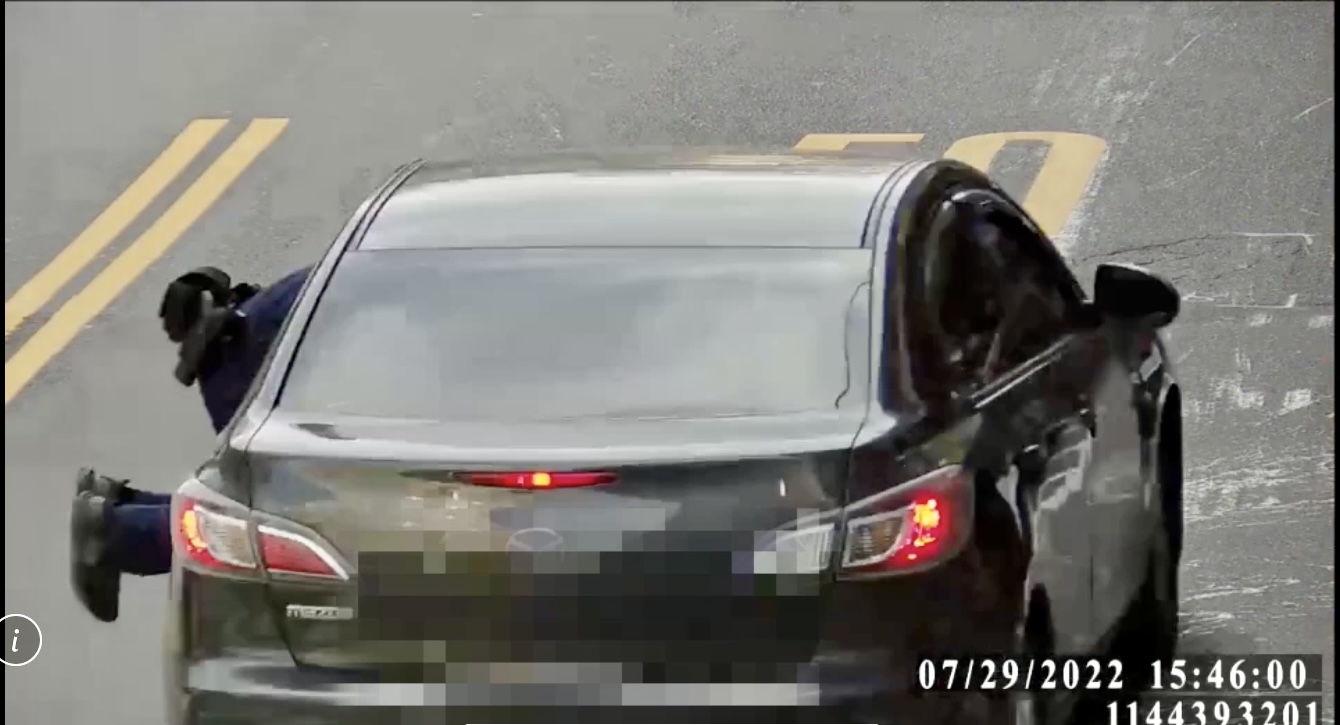 圖片說明：明志所員警肉身勇阻通緝犯駕車逃逸。（記者趙靜姸翻攝）