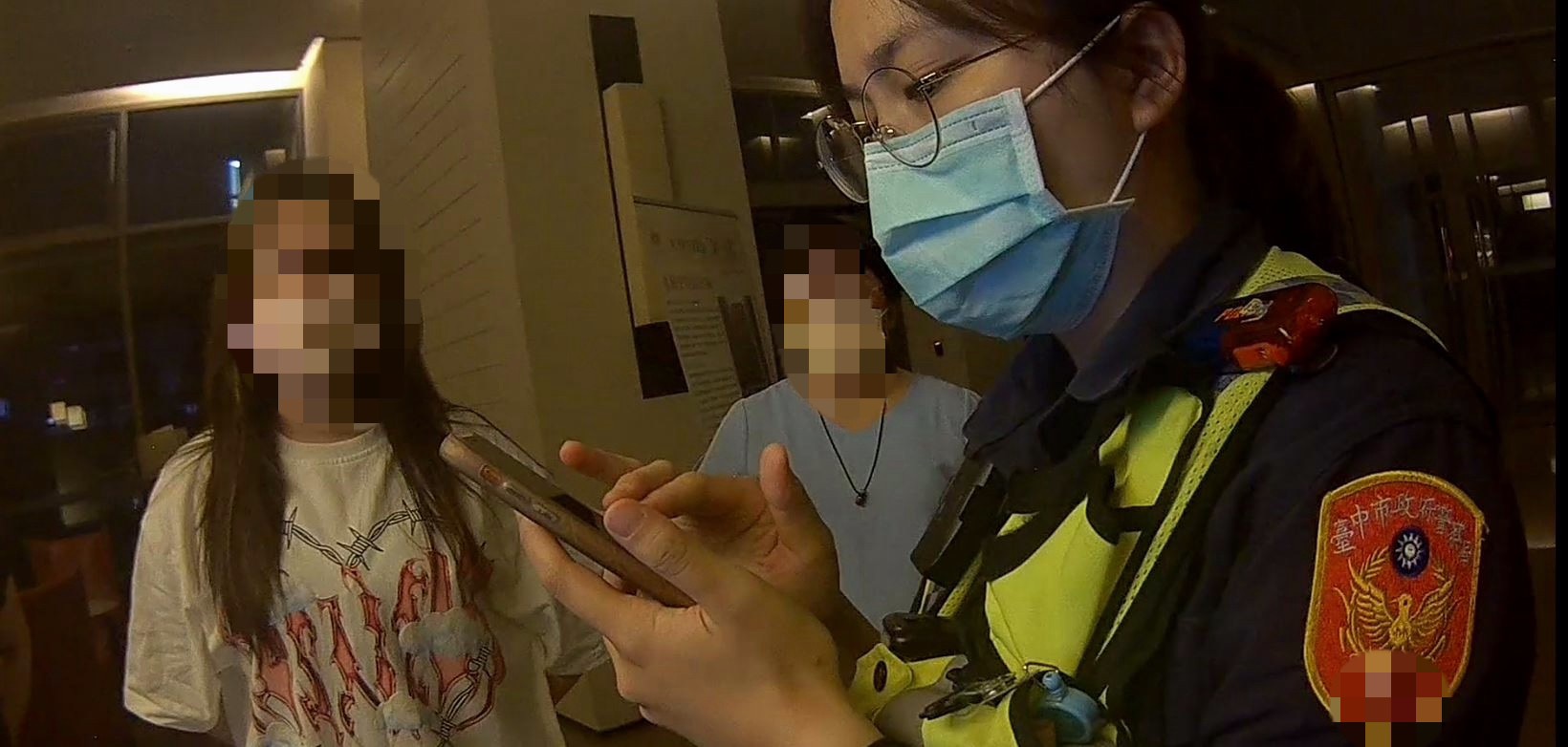 圖片說明：臺中市蘇姓女民眾報案稱機車遺失，中市警四分局大墩派出所員警鍥而不捨，最後喚起蘇女記憶，成功尋獲失車。(記者謝榮浤翻攝) 