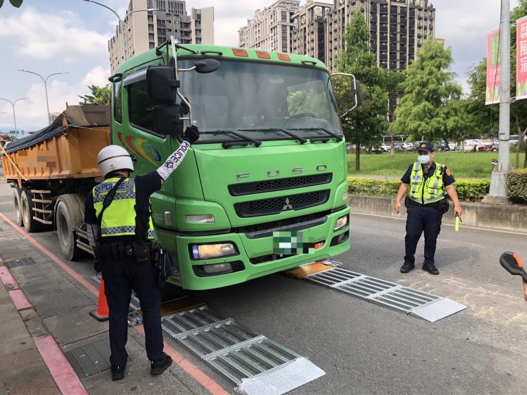 圖片說明：板橋分局為了遏止轄內大型車輛違規超載，於昨日在板橋區板城路1000號(新北果菜市場前)配合活動地磅租賃廠商執行取締砂石大貨車超載勤務。（記者戴昱弘翻攝）