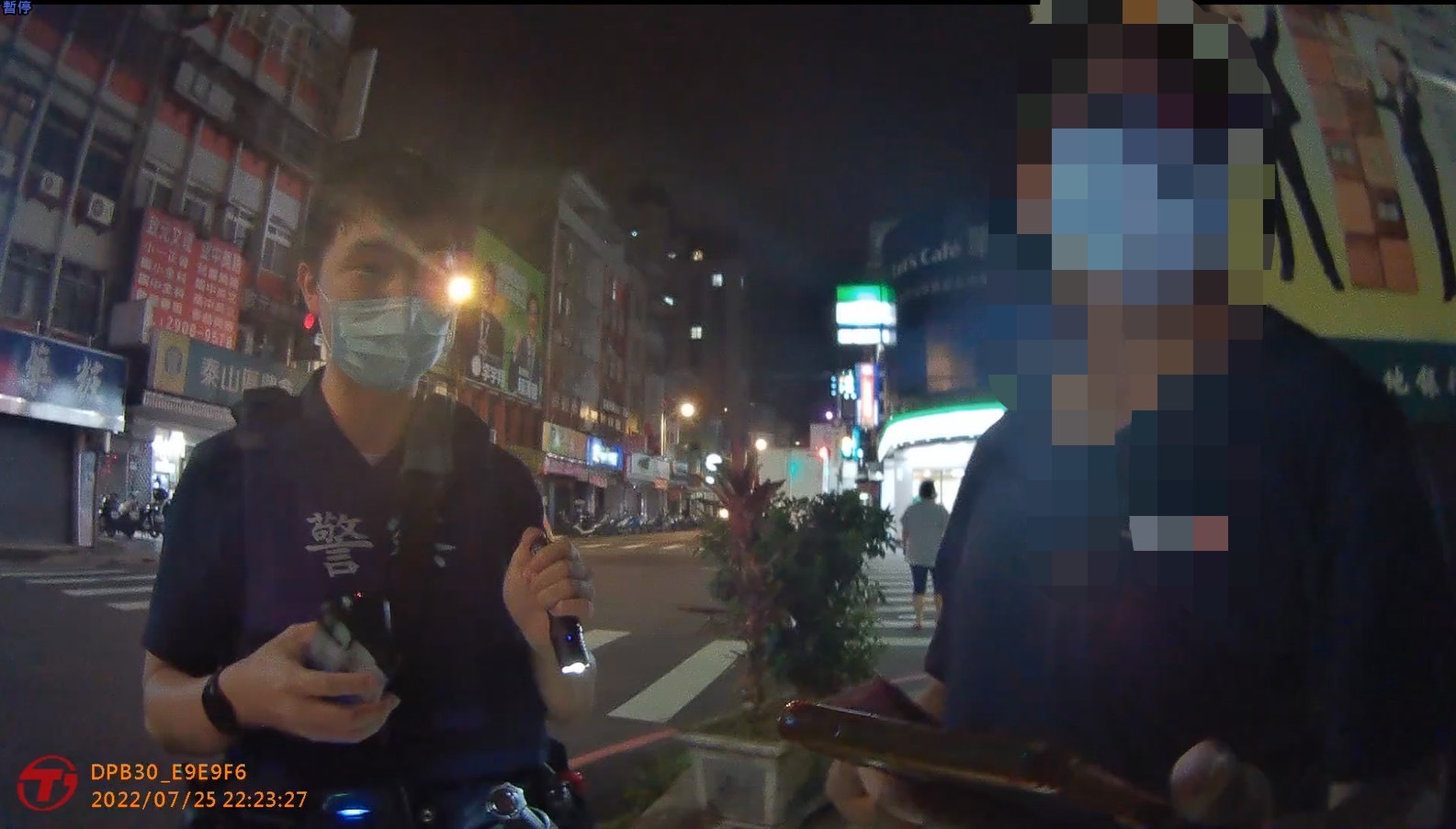 圖片說明：明志所警員林威、蔡東穎夜間巡邏時成功阻詐。（記者趙靜姸翻攝）
