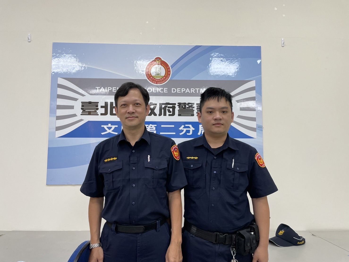圖片說明：景美所巡佐劉國權（左）、警員郭韋廷（右）成功阻詐。（記者趙靜姸翻攝） 